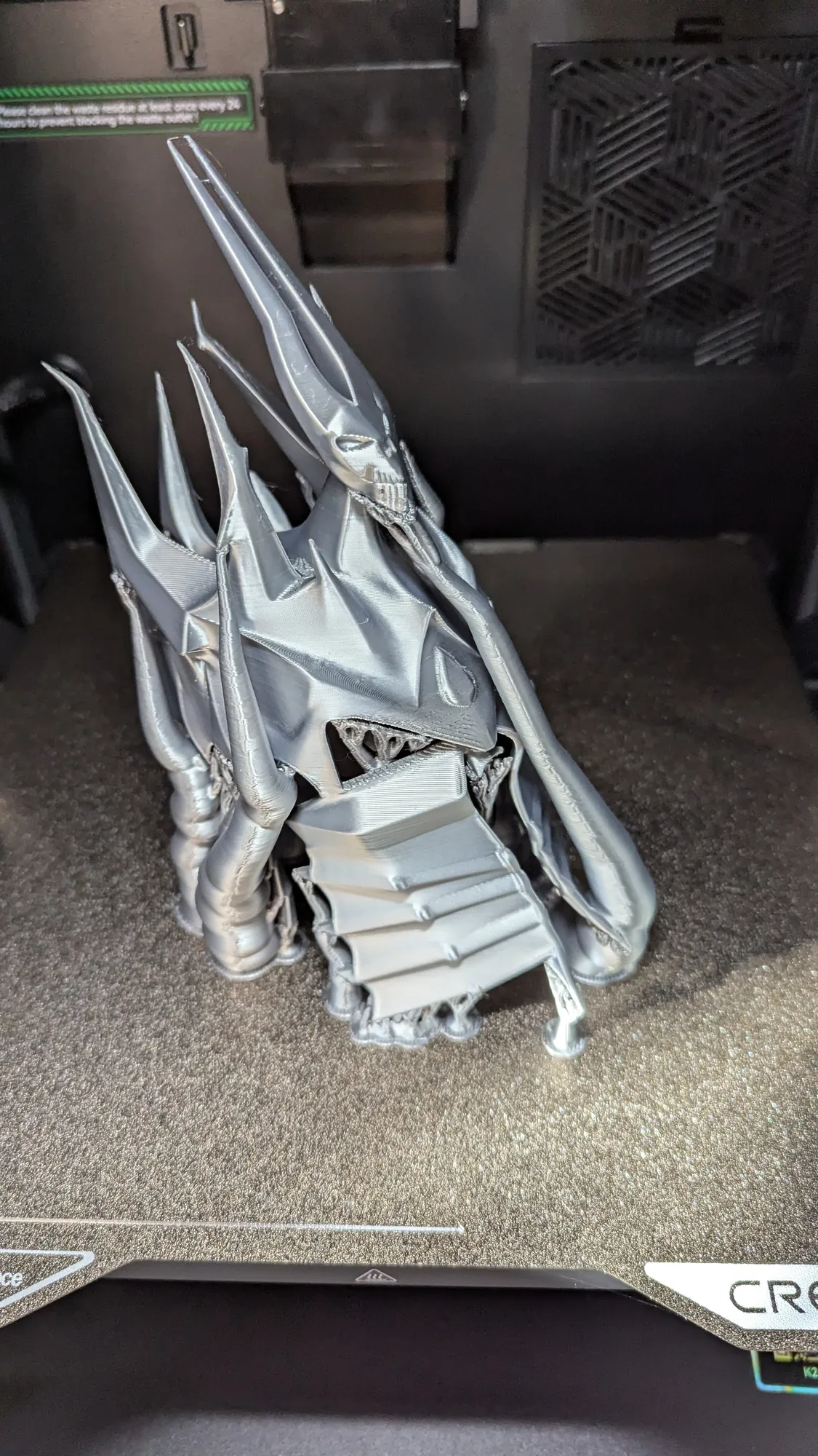 Heaume de domination d'Arthas, le Roi-liche de World of Warcraft, imprimé en 3D en filament gris