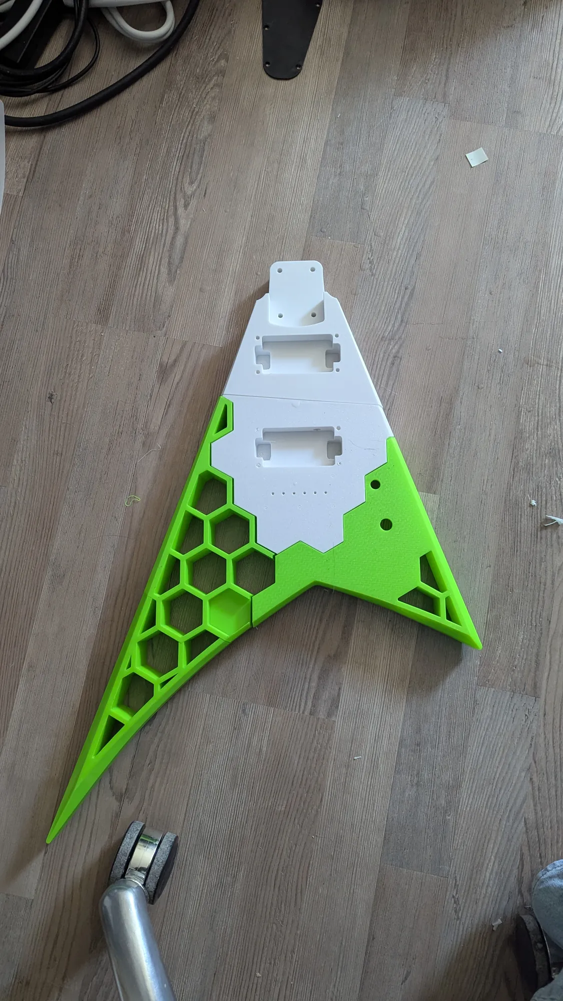 Corps de guitare électrique en forme de V imprimé en 3D, vert et blanc, structure alvéolée visible