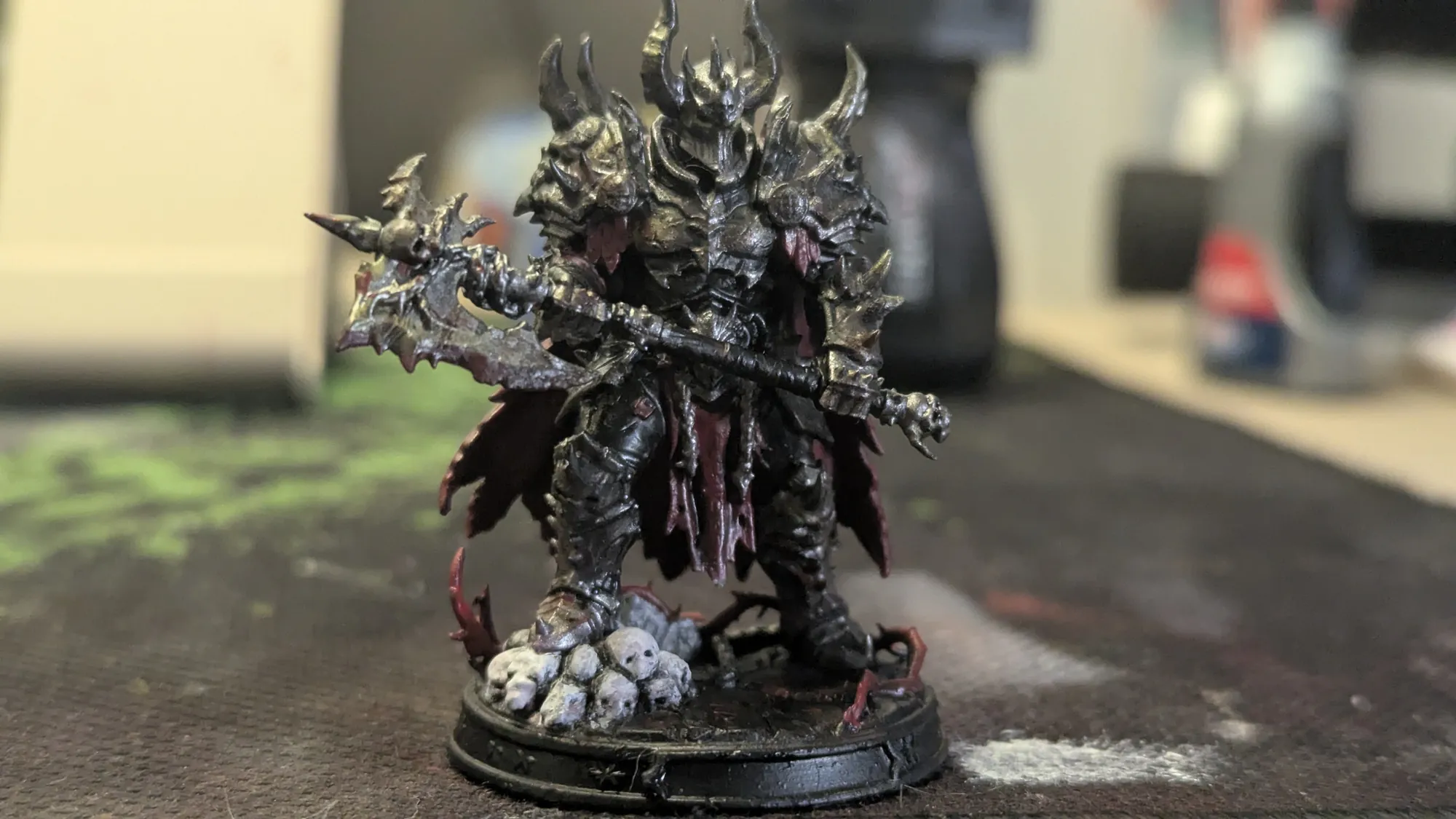 Figurine Demonlord Arkonath de 55 mm imprimée en 3D, armure noire et rouge peinte à la main