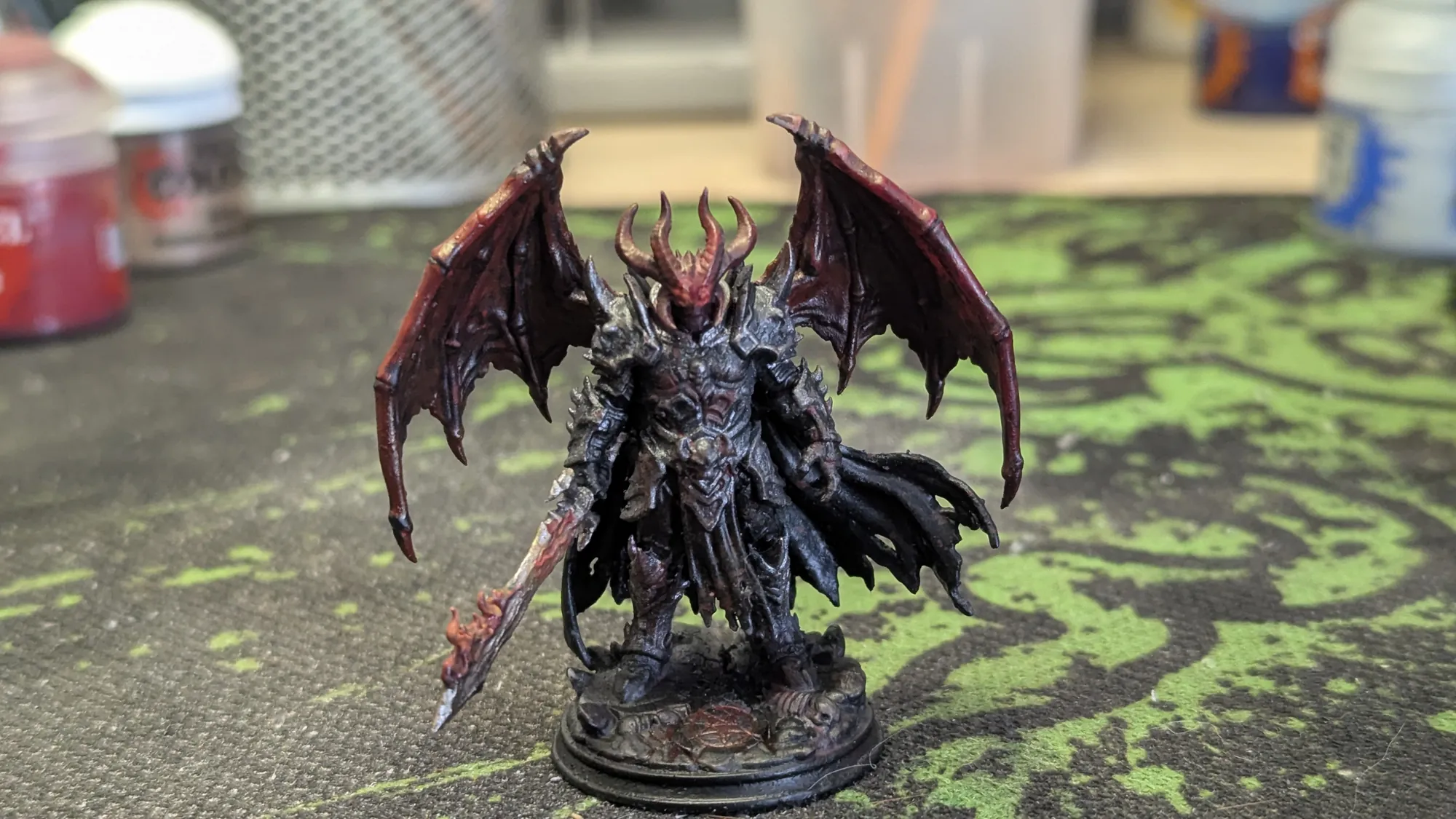 Figurine Demonlord Azgorath de 55 mm imprimée en 3D, ailes de démon rouges déployées, peinte à la main