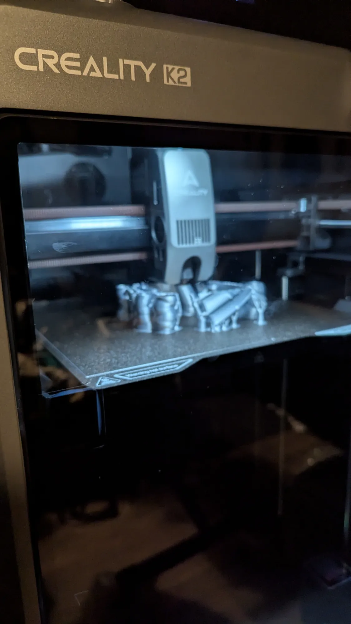 Heaume de domination d'Arthas en cours d'impression sur le plateau d'une Creality K2